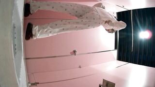 一月新流出❤️魔手☛外购精品厕拍酒吧粉红女厕无敌视角偷拍牛仔短裤配吊带丝袜的骚妹子