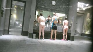 过年期间澡堂子内部员工偷拍多位身材不错的美少妇洗澡泡汤