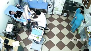 《妇产科监控破解》医生帮4位美少妇做阴道检查不知道拿的什么又抠又捅的