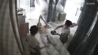 黑客破解美容院监控摄像头偷拍❤️几个做全身推油的妹子，美乳靓妹旁边床上还趴着个男的亏大了