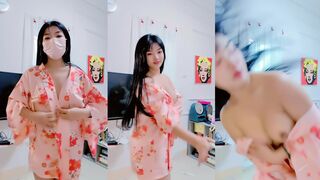 大雨淋湿我吧【2025年新流】，青春无敌，抖音风艺校美少女【杨晓花】定制福利②，露脸露点，各种热门BGM裸舞