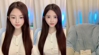 2025年1月新人女神下海【希怨神】神似杨超越，极品美乳又白又大纯天然，筷子腿小翘臀，露穴大尺度好美 (2)