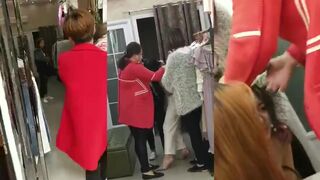 漂亮的服装店长当小三，被原配带人剪头发，并且扒光衣服游街！