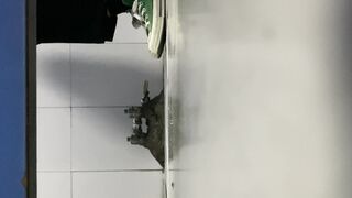 办公楼女厕全景偷拍多位美女还有一位女神级的少妇 (3)