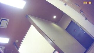 大众浴室雇佣内部员工偷拍多位好身材的美女洗澡换衣服 (3)