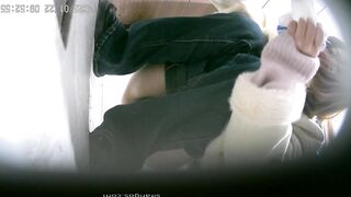 一月新流出厕拍大神潜入❤️东北某滑雪场女厕正面全景偷拍美女尿尿两个戴墨镜防止雪盲的美女