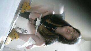 二月新流出❤️厕拍大神潜入夜总会女厕前景偷拍黄色拖鞋妹子大声用四川话和隔壁闺蜜说事