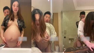 爆操内射怀孕骚母狗。浴室卫生间里做爱次次内射，怀孕以后继续玩，把妹子操成外翻逼。 (1)