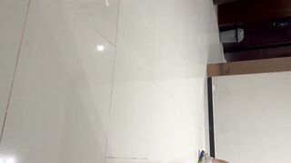 一月新流出厕拍大神手持闯拍❤️电影院女厕看手机球鞋美女逼上吊着根白带