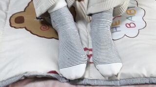 新品流出模特丝袜制服写真摄影师在卫生间偷偷安装摄像头偷拍7位模特更换衣服 (10)