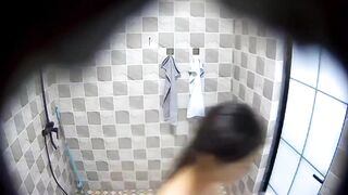 新品流出模特丝袜制服写真摄影师在卫生间偷偷安装摄像头偷拍7位模特更换衣服 (2)