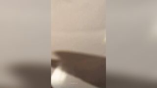 【极限厕拍】大神洞中真实偸窥，多位年轻小姐姐方便，形态各异，还有脱光嘘嘘的 (2)