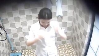 新品流出模特丝袜制服写真摄影师在卫生间偷偷安装摄像头偷拍7位模特更换衣服 (4)