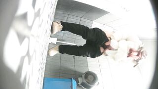 一月新流出写字楼女厕前后景偷拍❤️文员白领姐姐尿尿颜值挺高的气质宝妈