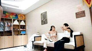 十二月最新流出❤️女偷拍大神潜入国内洗浴会所四处游走偷拍几个附近高校学妹在沙发玩手机吃东西