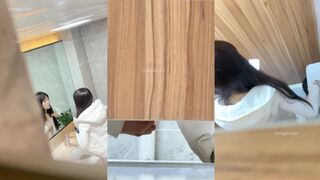 前两期抄底穿白衣服的英语老师尿尿小骚逼的，终于拍到她的正脸了，看着还是挺嫩的