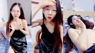 十个眼镜九个骚，露脸母狗眼镜妹【柠檬不酸】最新福利②，大大方方各种露脸性爱 (2)