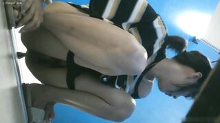 一月最新流出❤️魔手☛外购精品厕拍艺校蓝门女厕偷拍气质优雅的手挎包美女