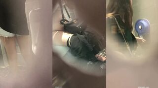 【精品厕拍】洞中真实偸拍，数位漂亮小姐姐大小便，穿裙子真不方便，需要脱光了才行