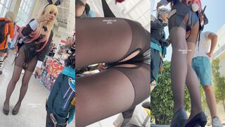 【KFC】极品COSER逛街开档黑丝袜真空无内逼逼看的一清二楚 毛毛又黑又亮