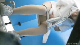 三月最新流出美女如云的艺校蓝门前后景偷拍第3期憋了很久的花裙老师尿的很猛 (1)