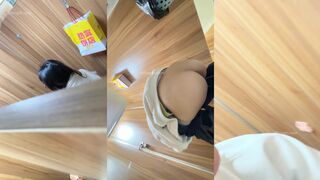 写字楼抄底黑色小皮鞋 毛外套的嫩逼眼镜 妹子，小逼还是挺嫩 的，性经验不多