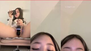 小美女首次开收费你要乖乖哦边看黄片边自慰高潮