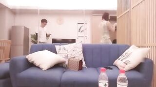 熟女的3P全程露脸情趣诱惑伺候两个年轻小哥两个鸡巴壹起舔深喉口交