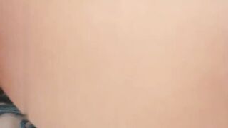 熟女的3P全程露脸情趣诱惑伺候两个年轻小哥两个鸡巴壹起舔深喉口交