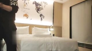 鸭哥10000包夜约的嫩模大长腿网格连体情趣内衣穿着特别性感