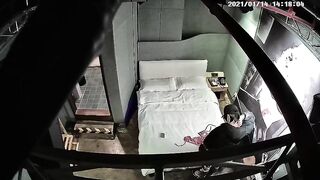 酒店炮房偷拍精神小伙给女友带了几套情趣内衣丝袜