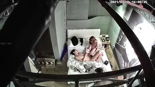 酒店炮房偷拍精神小伙给女友带了几套情趣内衣丝袜