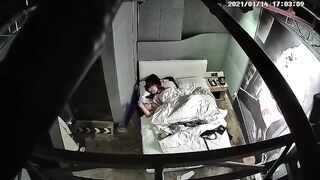 酒店炮房偷拍精神小伙给女友带了几套情趣内衣丝袜