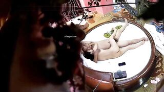 监控破解中年大叔和丰满少妇酒店开房啪啪啪