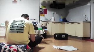 嫂子做饭也穿这么骚弯腰时发现没穿内裤