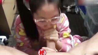 可爱的女孩被外国继父乱伦蹂躏