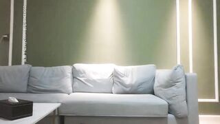 帅小伙约操粉裙兼职女神抽根事前烟再开操撩起裙子露大白屁股插嘴揉穴骑乘爆插妹子忍着不大声叫.