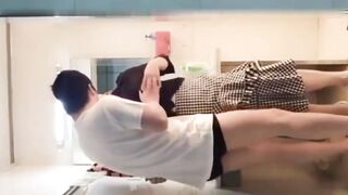 真实母子乱伦儿子射在熟女妈妈的阴毛上