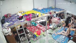 2024新黑客破解网络摄像头监控多角度偷拍 会所宿舍小姐换衣服 美女如云 (3)