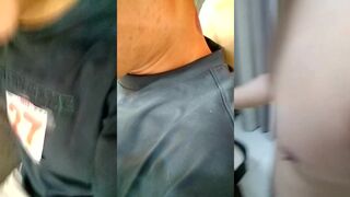 母子乱伦水杯里下药迷奸妈妈，撩起豹纹短裙，扒开丝袜解开内裤，厨房后入大肥臀，插入一线天肥穴