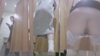 一月新流出❤️私房大神极品收藏商场女厕全景后拍系列球鞋美眉的尿液溅到了镜头模糊一片