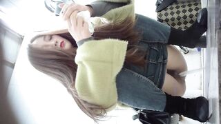 商场女厕全景偷拍长发美女嘘嘘一个不小心手机差点掉粪坑里去