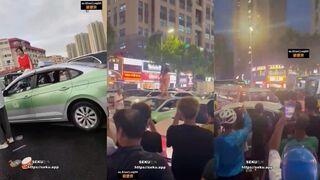 青岛出租车女子裸露事件 女子脱光了衣服 爬上出租车后撒泼 跳起了裸舞