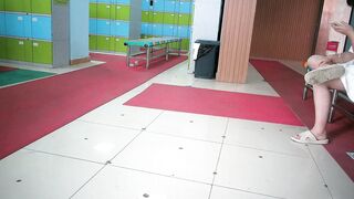 ⚫️⚫️女人坑女人！游泳馆女宾换衣间内部真实曝光，超高颜值美少女身材真好，而且还是保守型的 (2)