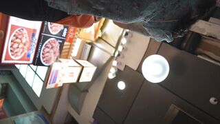 大神尾随偷拍❤️边走边吃撸串蕾丝短裙骚货不穿内裤逛街阴唇长满黑毛+路边打车花裙美女