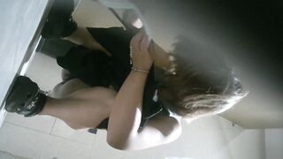 二月新流出❤️高校女厕全景厕拍斯文眼镜学妹尿出一条小水柱