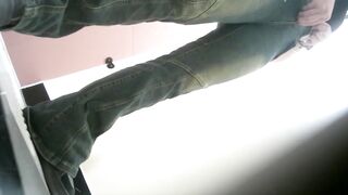 二月新流出魔手☛外购精品CP❤️前景偷拍红色包包美女的性感黑内裤