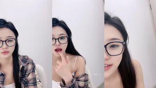 2025年2月最新新人！甜美的眼镜骚妹~【米奇女孩】极品粉穴，人瘦胸大，说话嗲嗲的惹人疼，被大哥们宠爱刺激得全脱了掰 (2)