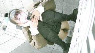 【原档厕拍】前后双视角 极品黑丝白虎逼 (2)