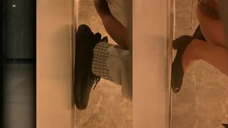 二月新流出❤️厕拍大神潜入写字楼女厕偷拍隔壁公司的白领姐姐尿尿有几个颜值还可以